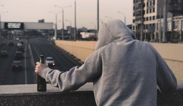 Drénken Mann wéi een hëlleft Ofhängegkeet ze iwwerwannen