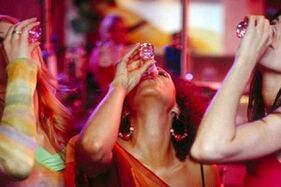 Meedercher drénken Alkohol wéi se ophalen opzehalen
