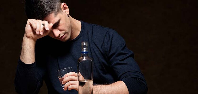 e Mann drénkt Alkohol wéi opzehalen Foto 1