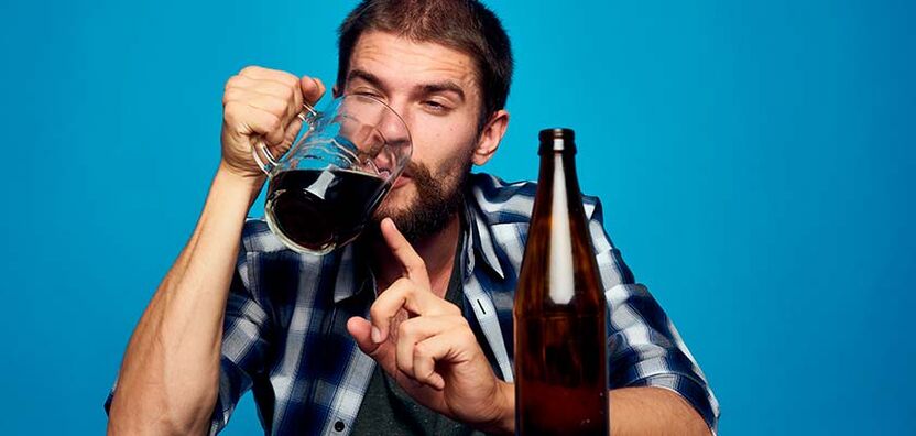 e Mann drénkt Alkohol wéi opzehalen Foto 2